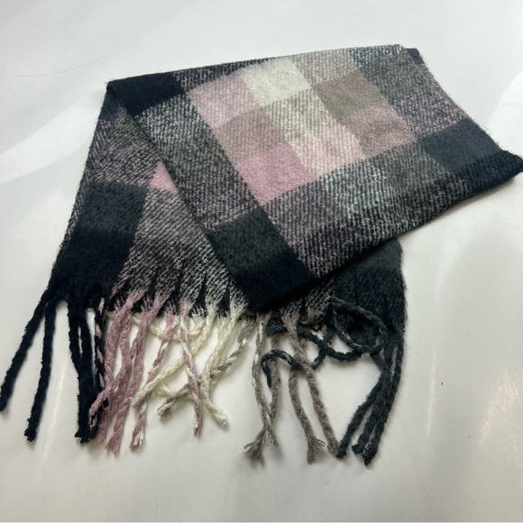 Max Studio women’s red pink plaid soft scarf L60-14 - Picture 1 of 3